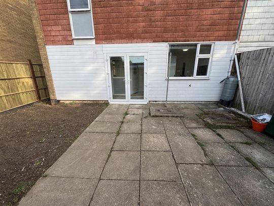 3 bedroom end of terrace house to rent - Photo 1