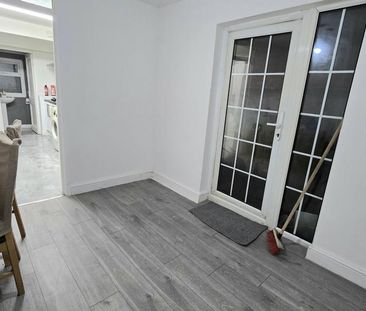 4 bedroom terraced house to rent - Photo 3