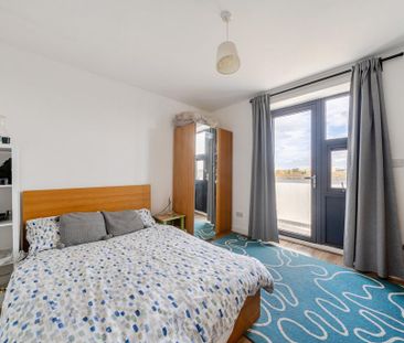 3 bedroom flat to rent - Photo 4