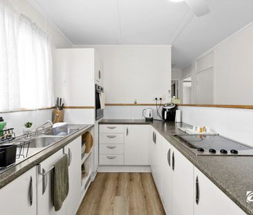 Comfortable 3 Bedroom Residence Minutes from the Heart of Town - Photo 4