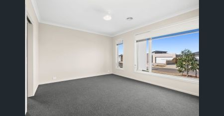 Five Bedroom, Two Living Family Home - Photo 4