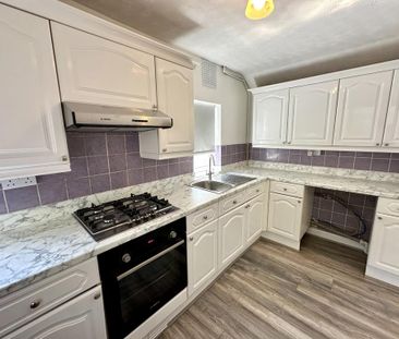 3 bedroom end of terrace house to rent - Photo 2