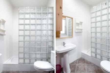 Cozy private room with a queen-size bed, ideal for working or studying from home - Photo 4