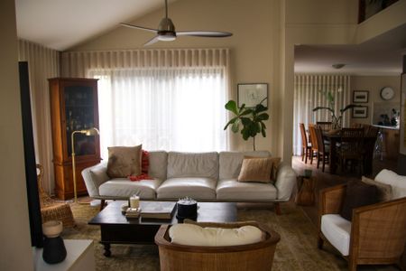 Large 3 Bedroom Duplex with Double Car Garage - Photo 2