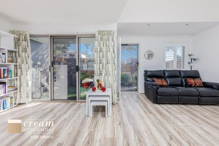 2/102 Eggleston Crescent, Chifley ACT 2606 - Townhouse For Rent | Domain - Photo 3