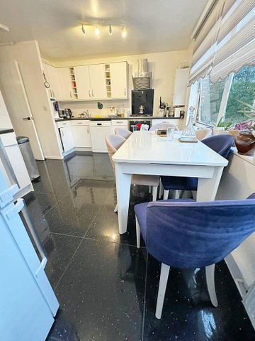 1 bedroom in a flat share to rent - Photo 3