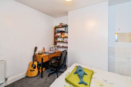 5 Bed Terraced House, Earls Road, SO14 - Photo 3