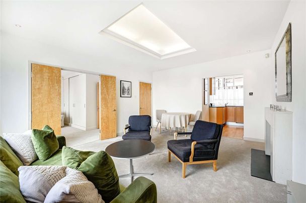 A charming two bedroom, two bathroom property with roof terrace and lift. - Photo 1