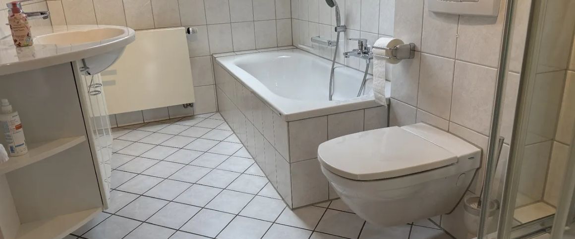 Ihr neues Zuhause zum Wohlfühlen - großzügige Dachgeschosswohnung im Zweifamilienhaus! - Foto 1