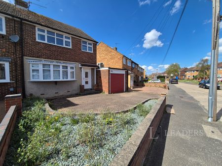 3 bedroom semi-detached to rent Whitethorn Gardens, Chelmsford - Photo 2