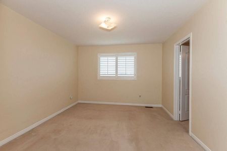 For Lease - 3350 Crimson King Circle, Mississauga, Ontario - Photo 5