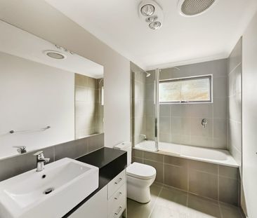 Architecturally designed townhouse in a prime location - Photo 4