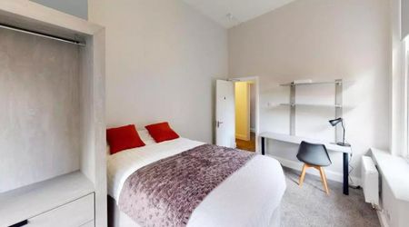 4 bedroom flat to rent - Photo 2
