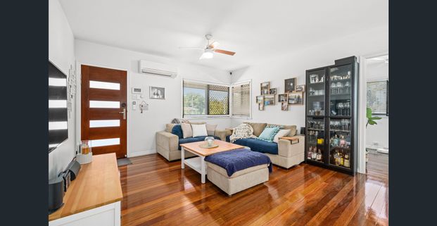 Luxurious 5-Bed Modern Residence: Perfect Blend of Style and Comfort - Photo 1