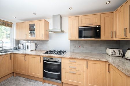 2 Bed Terraced House, Cobham, NW9 - Photo 3