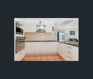 Neat & Tidy Lowset Home in Family Friendly Neighbourhood - Photo 6