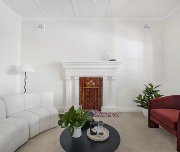 Elegant family home with indoor/outdoor flow – Max. 6 month lease - Photo 3