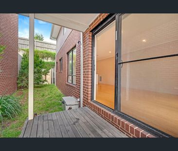 Stylish and Spacious Townhouse in Meadow Heights - Photo 2