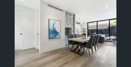 Stunning luxury townhouse in the heart of Caulfield North - Photo 2