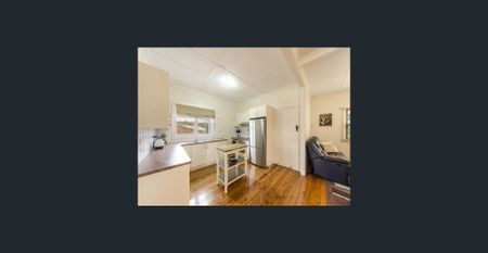 Charm & Convenience: Classic 3-Bedroom Home in the Heart of South Toowoomba! - Photo 5