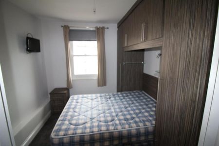 3 bedroom apartment to rent - Photo 4