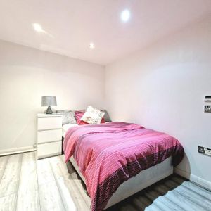 1 bedroom in a house share to rent - Photo 2