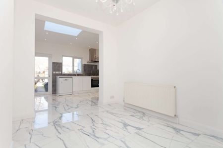 Three bedroom and a study terraced house in a great location. - Photo 4