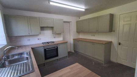 4 bedroom detached house to rent - Photo 3