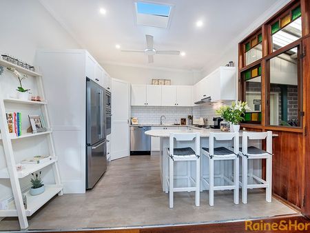 CONVIENTLY LOCATED FAMILY HOME - Photo 2