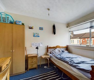 5 bedroom House To Let - Photo 4