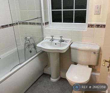 4 bedroom semi-detached house to rent - Photo 3