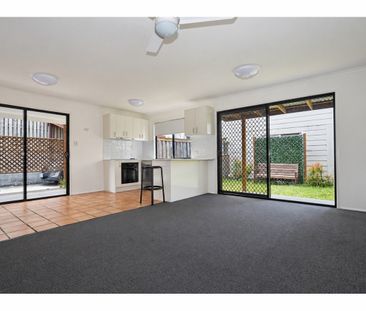 Very Central Location – Newly Renovated 3 Bedroom Unit - Photo 1