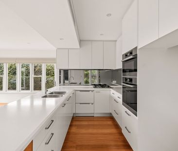 Renovated sandstone home on peninsula with double garage - Photo 6