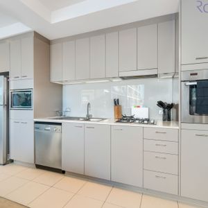 Air-conditioned studio apartment in Newcastle's popular Honeysuckle precinct by Newcastle harbour. - Photo 3