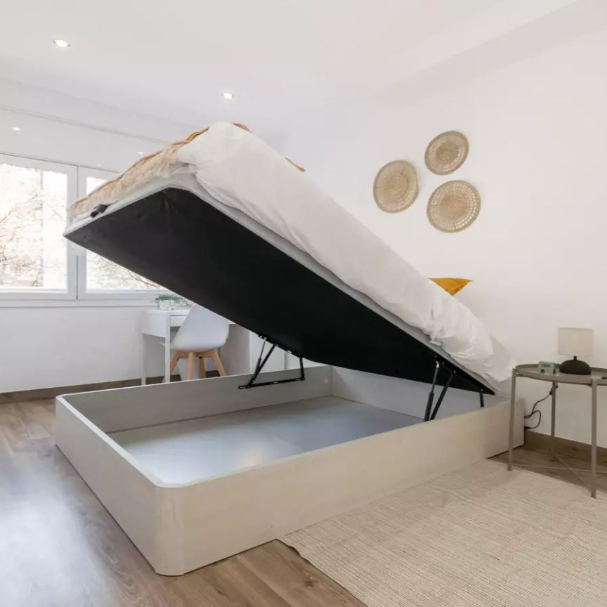 Room in a shared 5-bedroom apartment for rent in La Maternitat i Sant Ramon, perfect for couples. - Photo 1