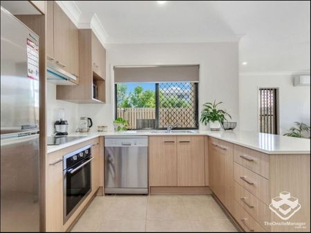 Pristine modern 3 bedroom townhouse - Photo 2