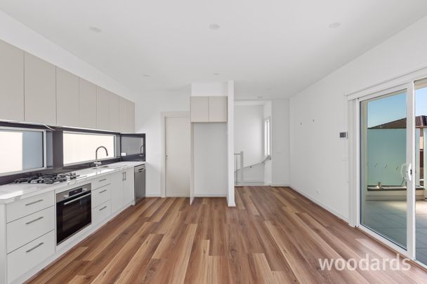 MODERN REVERSE LIVING TOWNHOUSE IN PRIME THORNBURY LOCATION - Photo 1