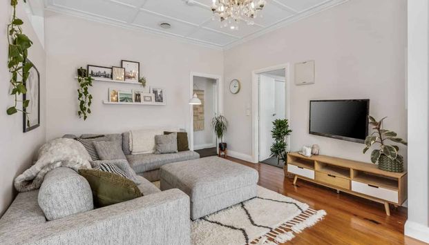 Modern & Stylish Living – Prime Location - Photo 1