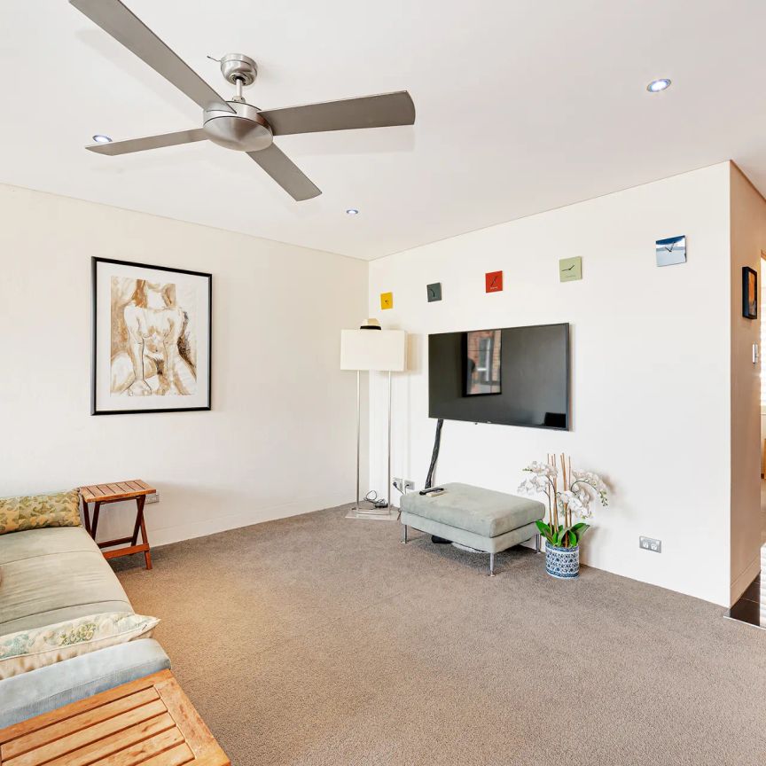 Beautifully Refined Apartment with Stunning City Views in Heart of Woolwich - Photo 1