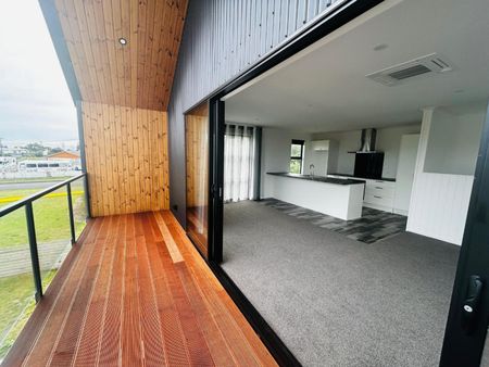 Stunning modern property with views - Photo 3