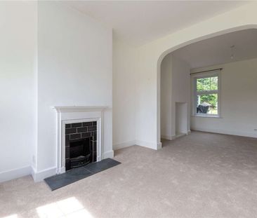 Traditional two-bedroom terraced cottage with great transport links - Photo 3