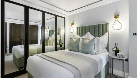 A spectacular two-bedroom apartment set on the second floor in the heart of Kensington, London W8 - Photo 4