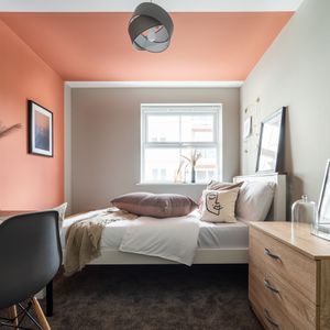 8 Bedroom house 5 with ensuite 3 rooms share 1 bathroom Room 3 - Photo 2