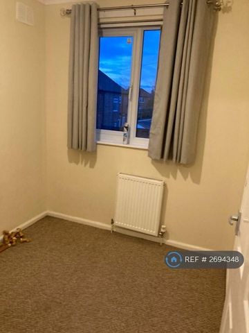 3 bedroom semi-detached house to rent - Photo 4