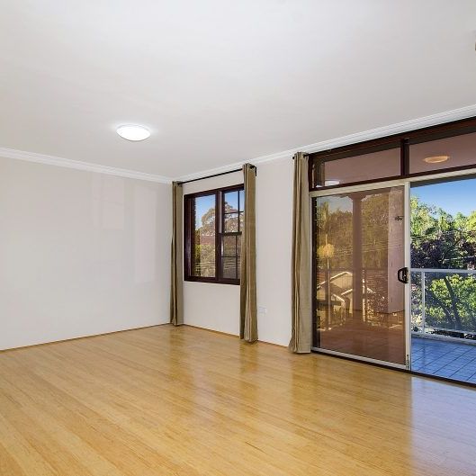 Renovated three bedroom apartment bathed in natural light - Photo 1