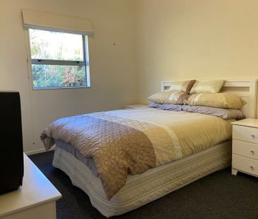 Your Ideal City Escape: Sunny 2-Bedroom Apartment - Photo 6