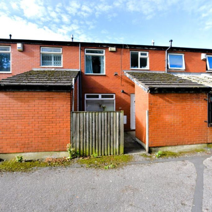 3 bedroom House in St Johns Close, Leeds - Photo 1