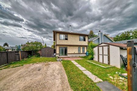 199 SHAWCLIFFE CIR SW, Calgary - Photo 3