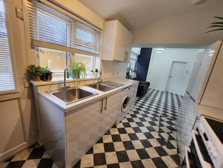 1 bedroom in a house share to rent - Photo 5