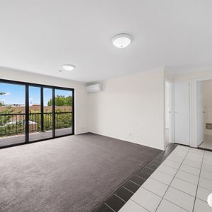 Light, Bright & Ideally Located - Photo 3